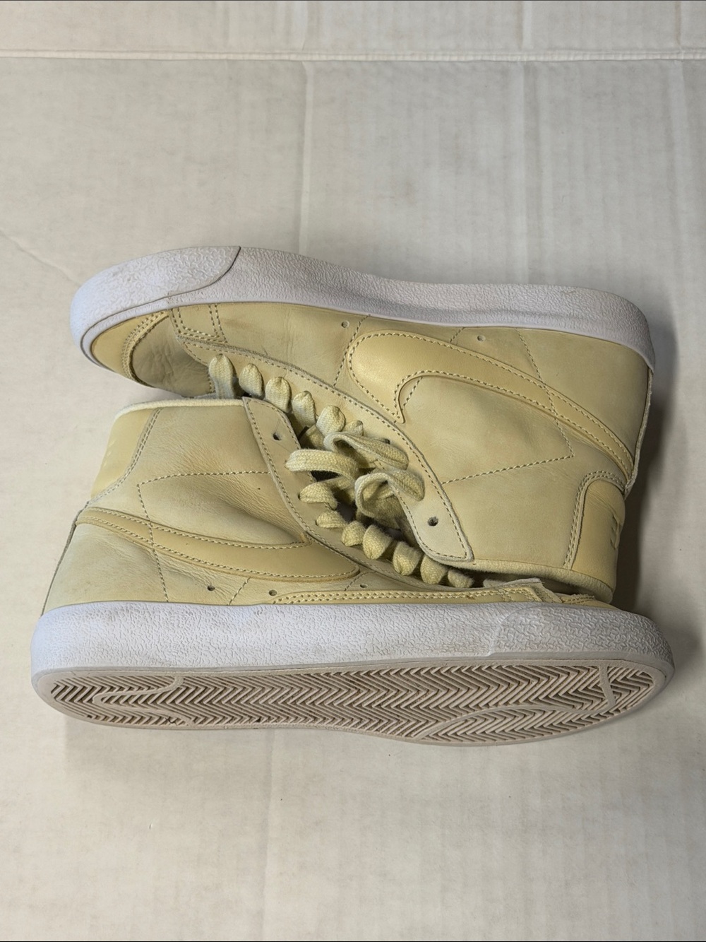 NIKE kids size 6 alabaster shoes